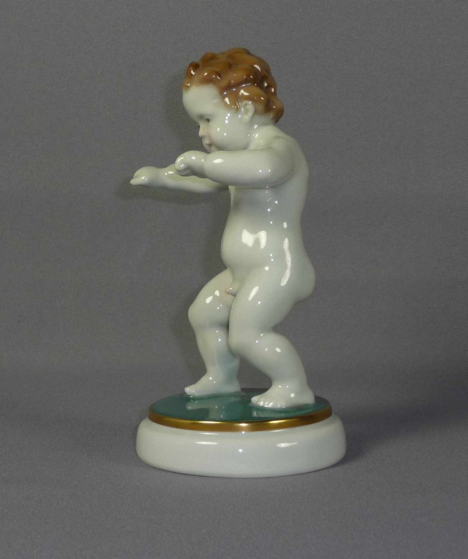 Putto auf rundem Sockel stehend Porzellanfabrik Karl Ens, Volkstedt-Rudolstadt - 20. Jh. Porzellan - Bild 4 aus 6