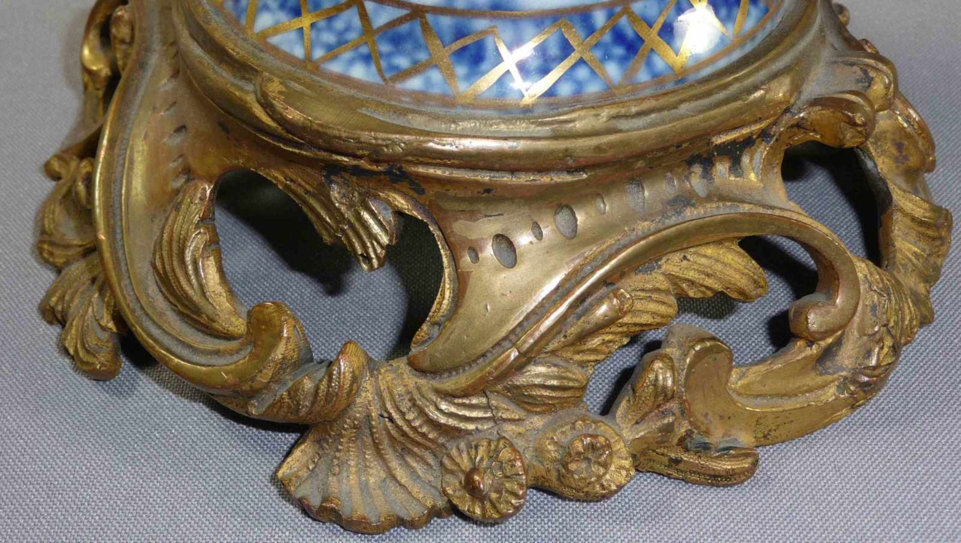 Vase in chinesischer Ku-Form mit Ormolu-Montierung Wohl Frankreich, um 1900 Umlaufend chinoiser - Bild 6 aus 7