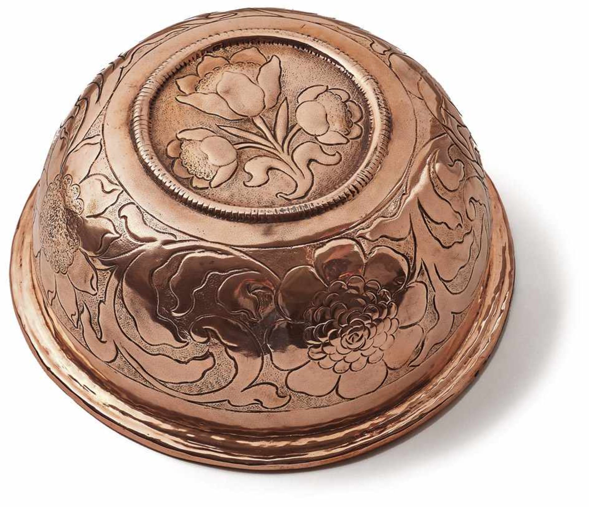 Kupferschüssel 18. Jh. Halbkugelige Form mit flächendeckendem Blüten- und Rankendekor. Kupfer mit