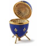 Fabergé-Zierei 2. H. 20. Jh. Auf drei Beinen eiförmiger Korpus mit anscharniertem Deckel,