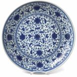 Große blau-weiße Platte im Stil der Ming-Dynastie China, 19./20. Jh. Flächendeckender Dekor aus