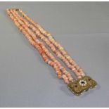 Trachtenkette 19. Jh. An floral verzierter Verschlusskartusche mit Granat- und Perlbesatz