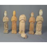 Fünf Figuren als Grabbeigabe China, Han- und Tang-Dynastie oder später Hofdamen und Beamte.