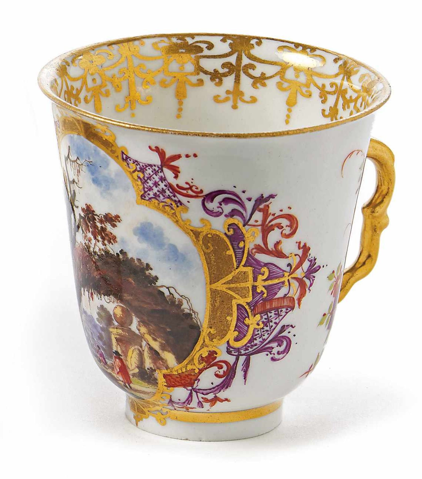 Bechertasse Meissen, um 1725/30 Schauseitig in reich ornamentierter Goldkartusche farbig gemalte