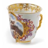 Bechertasse Meissen, um 1725/30 Schauseitig in reich ornamentierter Goldkartusche farbig gemalte