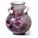 Zierhenkelvase Emile Gallé, Nancy - um 1900 Kugelbauchiger Korpus über abgesetztem, rundem Stand,