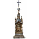 Hausaltar mit Reliquienbehälter Russland, fr. 20. Jh. In Form eines Kirchturms mit Kreuzbekrönung,