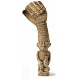 Hand als Symbol der Macht eines Häuptlings Kongo, A. 20. Jh. Leicht gekrümmte, vollplastische
