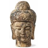 Kopf eines Buddha China, 20. Jh. oder früher Holz, geschnitzt, mit wenigen Fassungsresten. H. 40 cm.