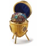 Fabergé-Zierei mit Blumenkorb 2. H. 20. Jh. Auf drei Beinen eiförmiger Korpus mit anscharniertem