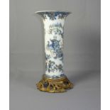 Vase in chinesischer Ku-Form mit Ormolu-Montierung Wohl Frankreich, um 1900 Umlaufend chinoiser