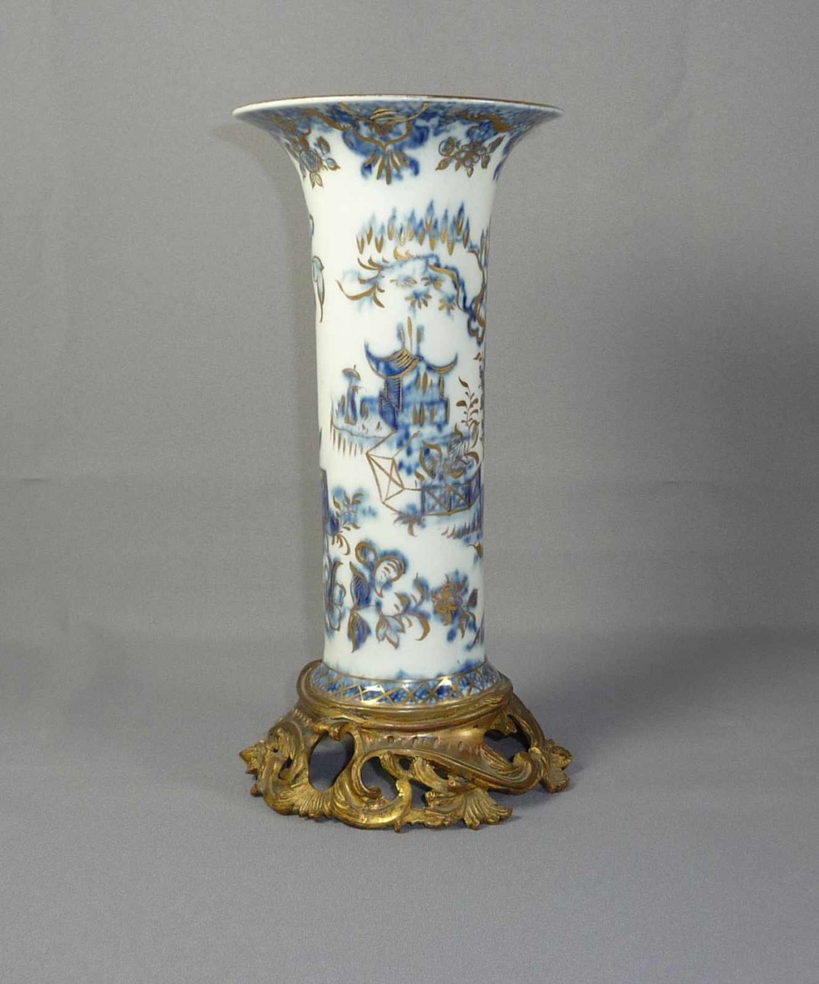 Vase in chinesischer Ku-Form mit Ormolu-Montierung Wohl Frankreich, um 1900 Umlaufend chinoiser