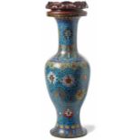 Monumentale Cloisonné-Bodenvase China, M. 19. Jh. Flächendeckender, farbiger Cloisonnéemaildekor aus