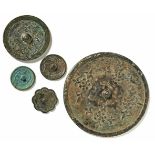 Fünf Spiegel China, Ming-Dynastie und später Rund und in Blütenform. Bronze. Ø 9 - 30,5 cm. -