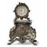 Miniatur-Uhr im Rokokostil Wohl M.J. Rückert, Mainz, E. 19. Jh. Auf geschweiftem, durchbrochenem