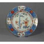 Imari-Teller China, Qing-Dynastie, 18. Jh. Im Spiegel Tisch mit Blumengefäßen unter Kiefer, Fahne