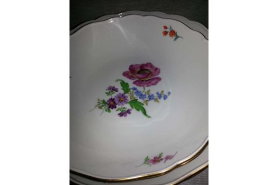 Kaffee- und Speiseservice Meissen, 20. Jh. Polychrome dekoriert mit "Deutscher Blume", insgesamt 145 - Bild 2 aus 3