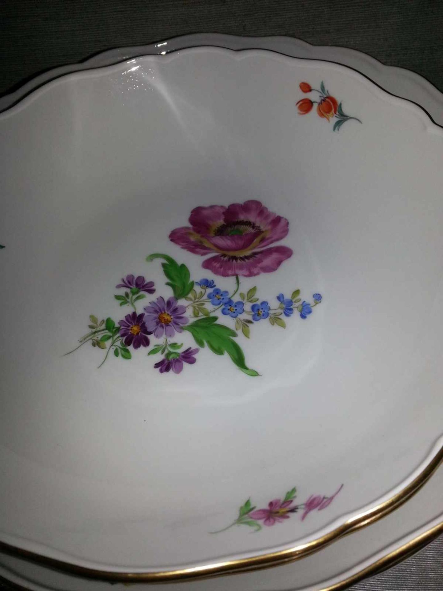 Kaffee- und Speiseservice Meissen, 20. Jh. Polychrome dekoriert mit "Deutscher Blume", insgesamt 145 - Bild 2 aus 3