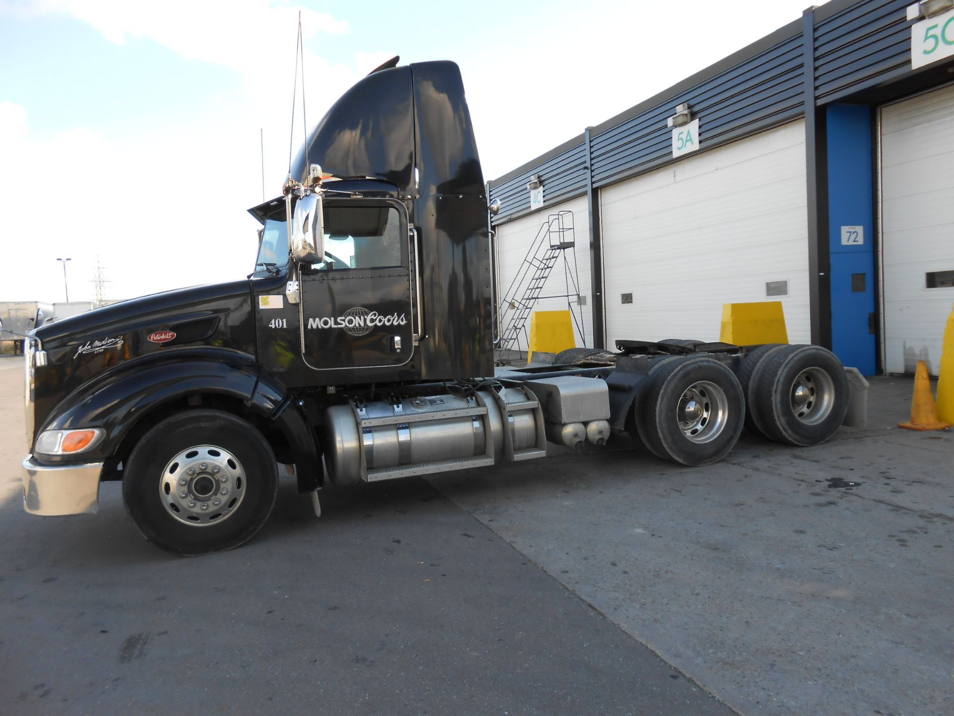 2011 Peterbilt 6X4 DAY CAB TRUCK, model 386 chassis 8070 kg weight with Cummins ISX15 485 diesel (