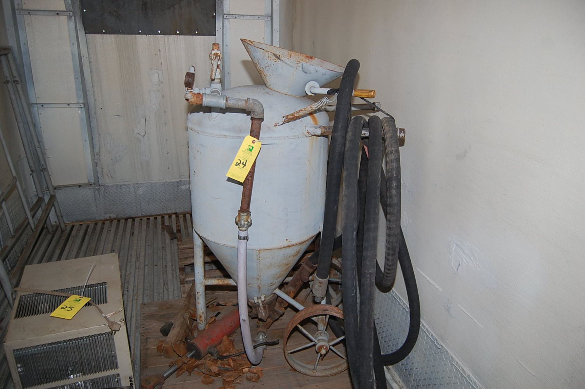 Pressure Pot, Approx. 30 Gallon, Steel Wheel Base