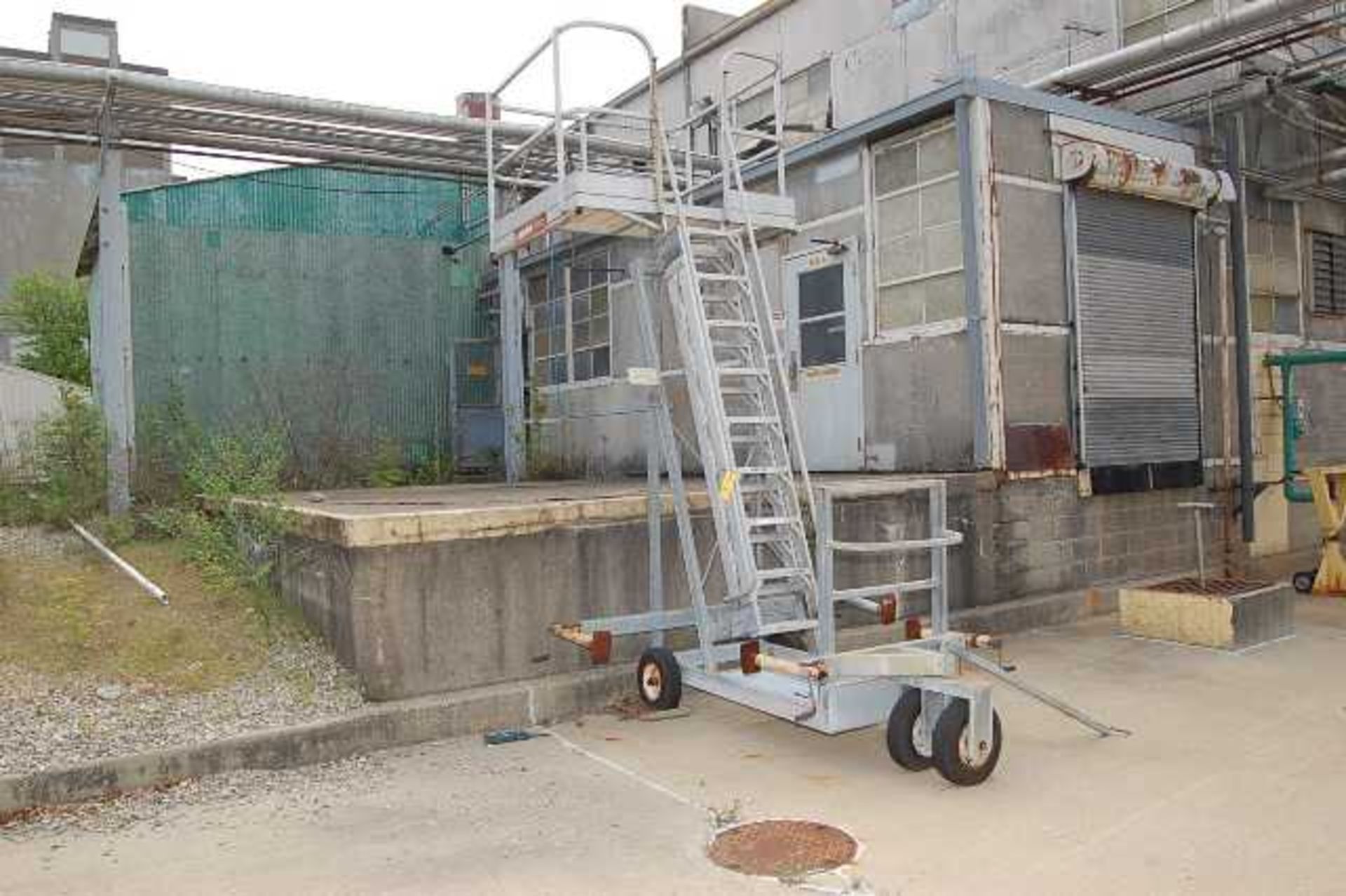 Carbis Manual Operated Manlift, Air Tires, Ladder Extension - Image 2 of 2