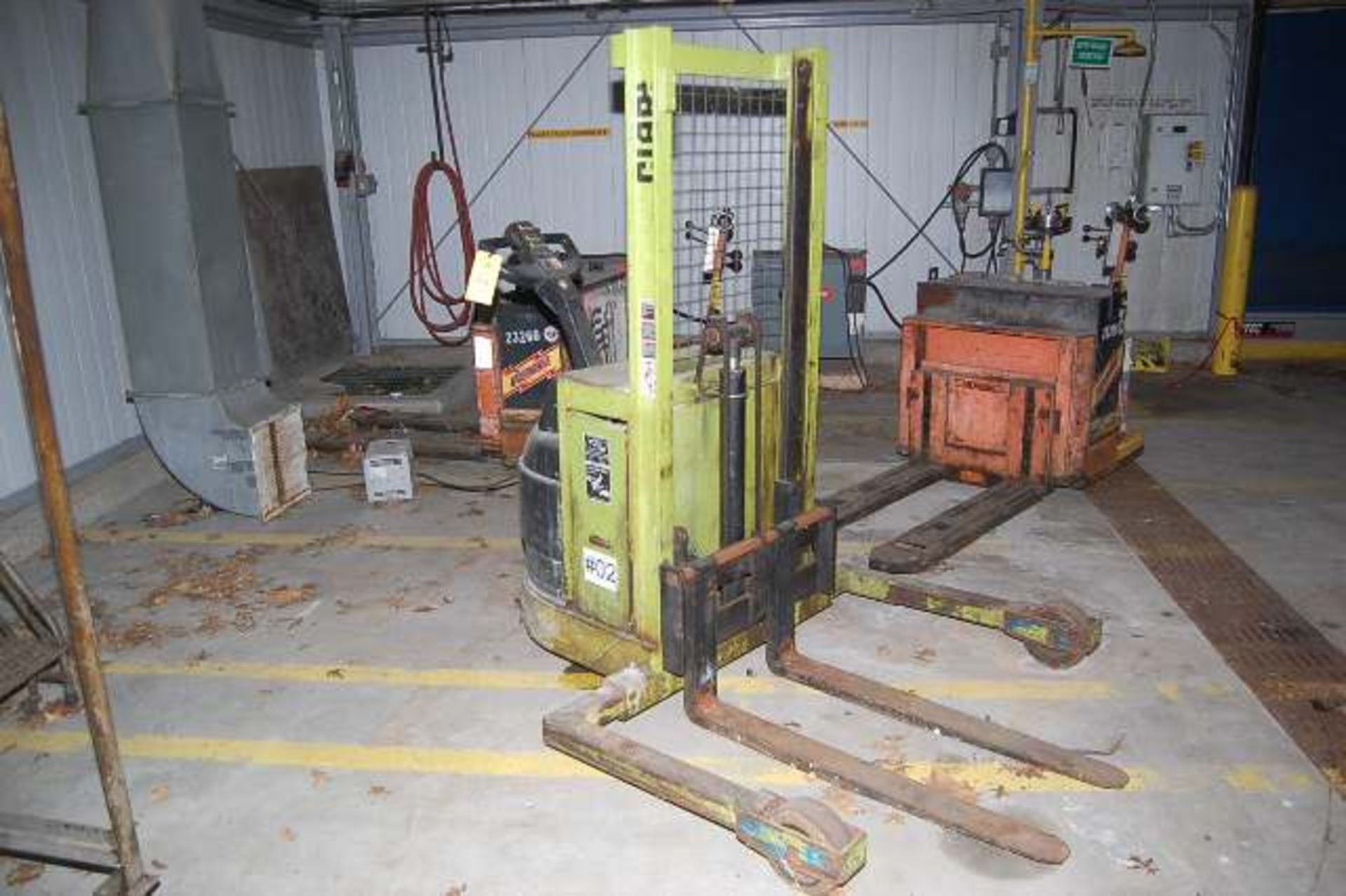 Clark Electric Walk Behind Straddle Lift