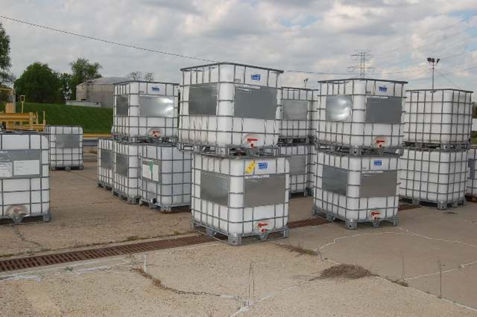 (38) Schutz Aluminum Frame Totes w/ Poly Tank, Transport Rated 1650 Kg Max