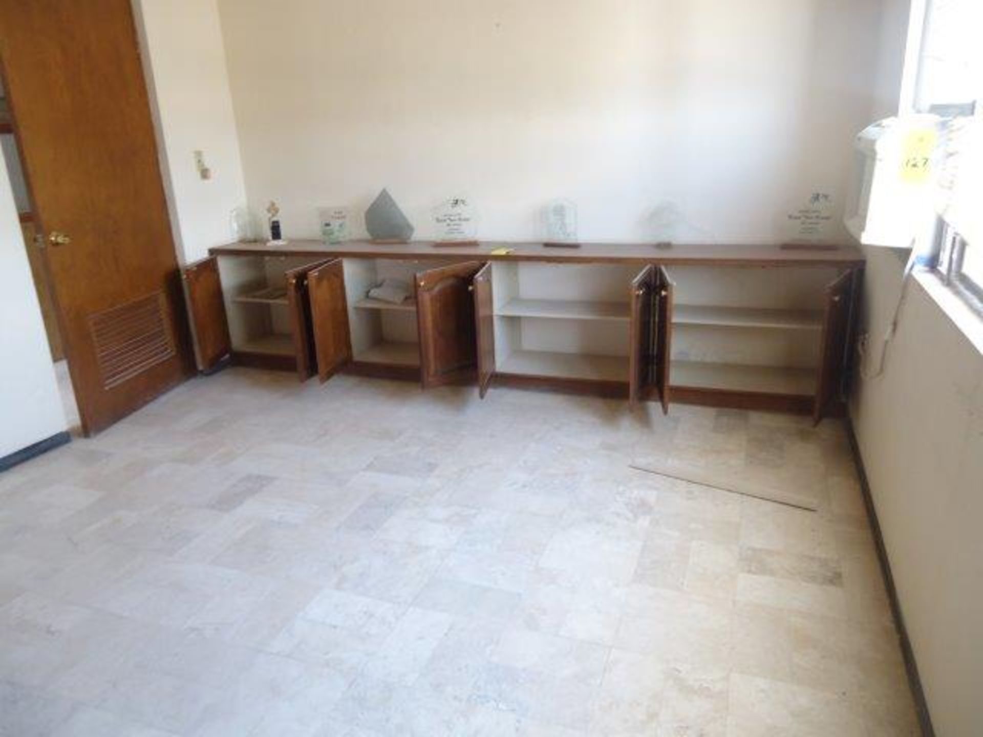 To be sold with lot 11 (Vendido junto con lote nr 11) wooden furniture to be secured to the wall. - Image 3 of 3