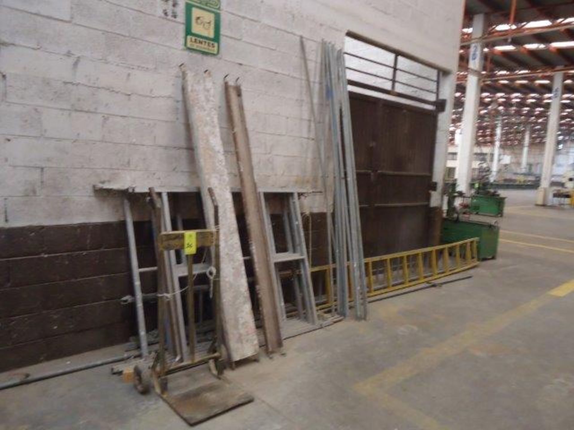 Lot of Scaffolding , 2 ladder, 1 hand truck. (Andamio, 2 escaleras, 1 diablo.)