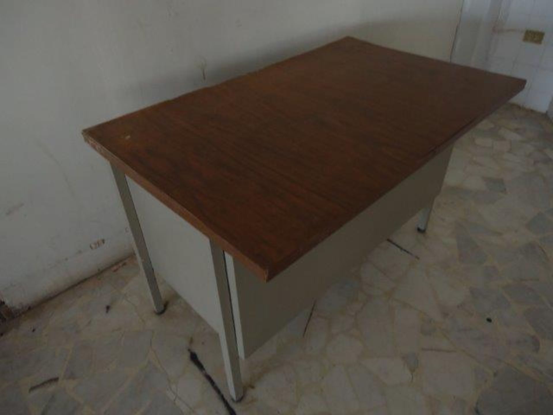 1 Desk, 1 kitchen table, water bath table. (1 Mesa caliente, 1 mesa de cocina, 1 escritorio.) - Image 4 of 4