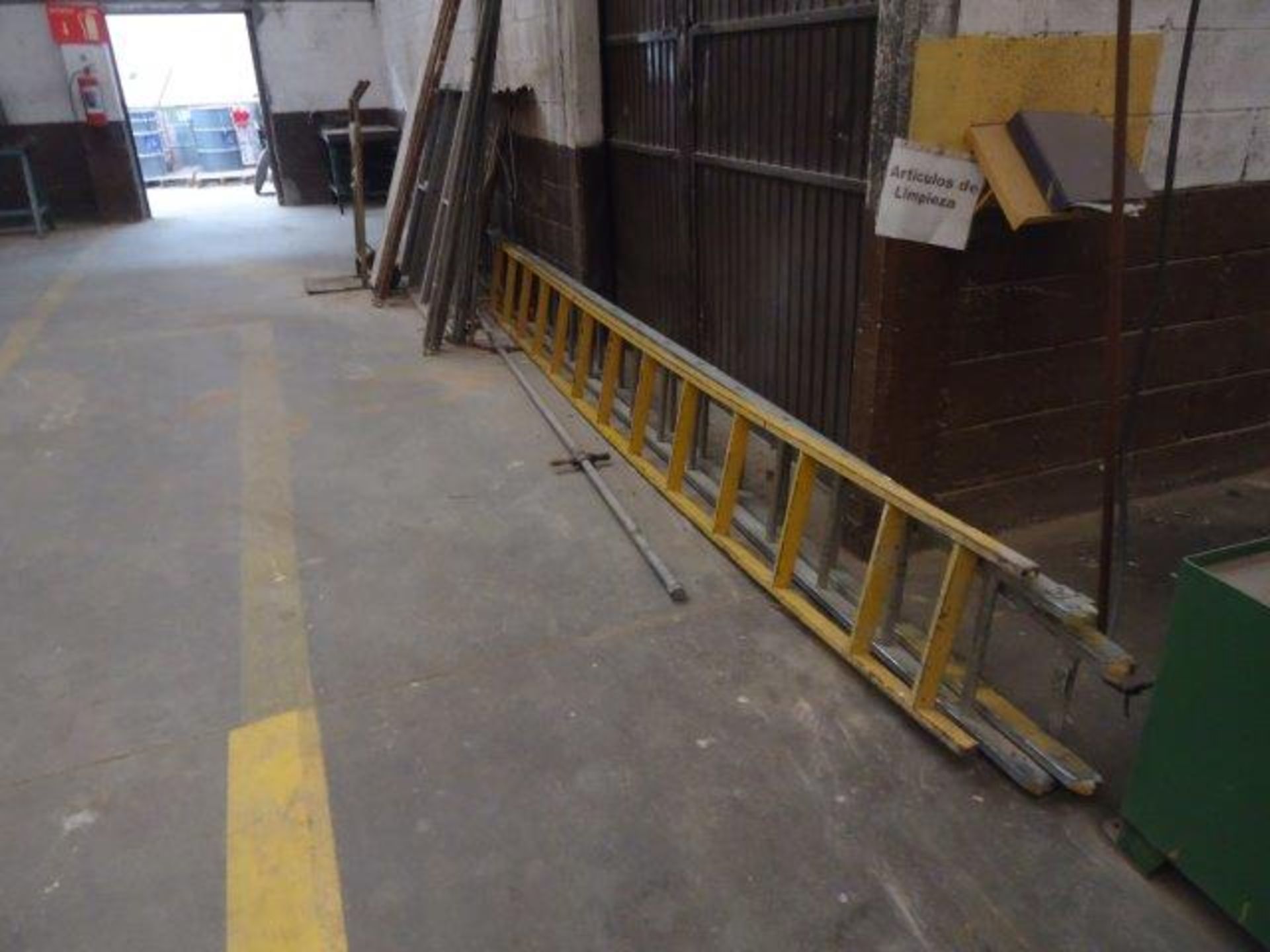 Lot of Scaffolding , 2 ladder, 1 hand truck. (Andamio, 2 escaleras, 1 diablo.) - Image 2 of 3