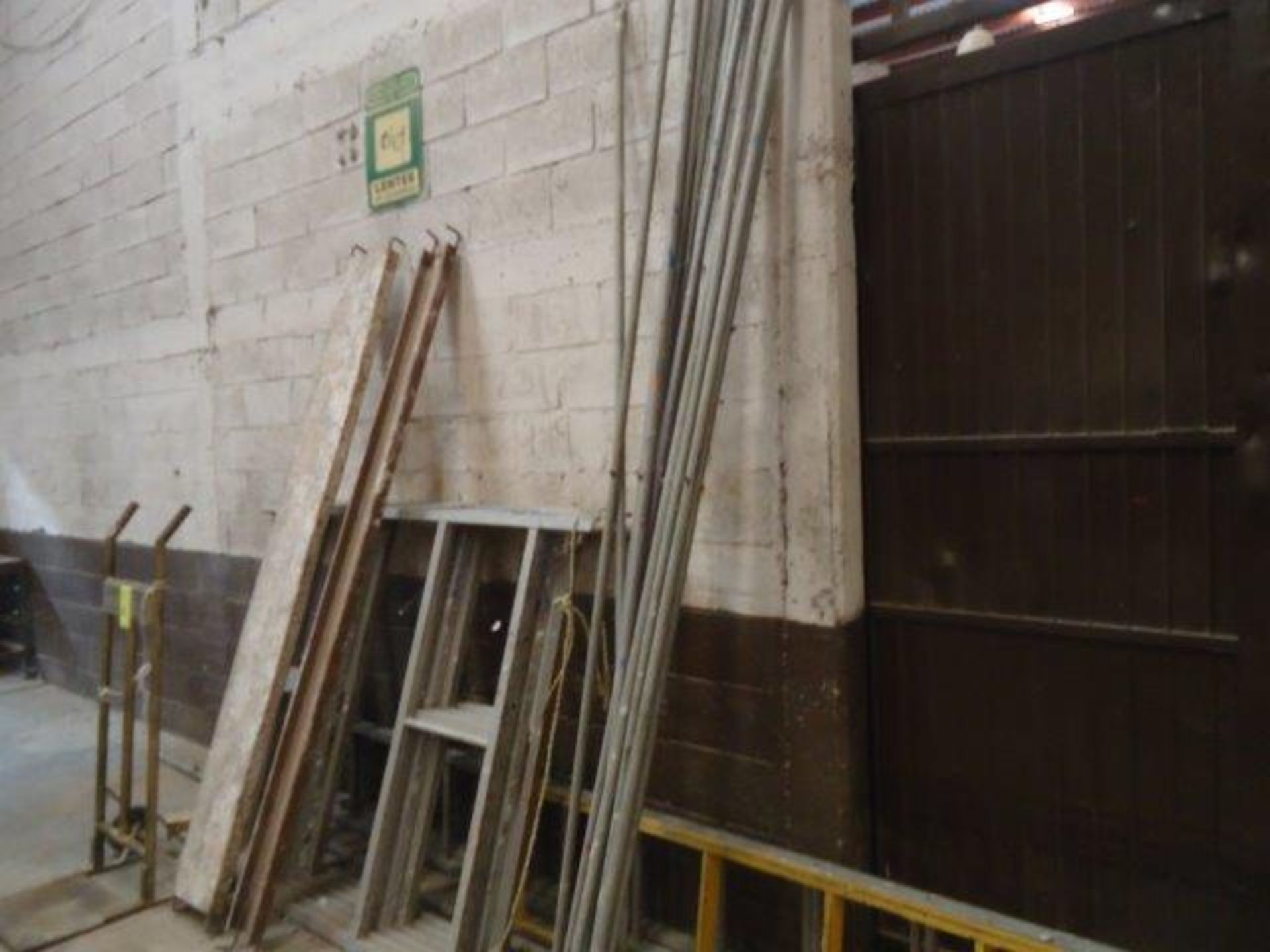 Lot of Scaffolding , 2 ladder, 1 hand truck. (Andamio, 2 escaleras, 1 diablo.) - Image 3 of 3