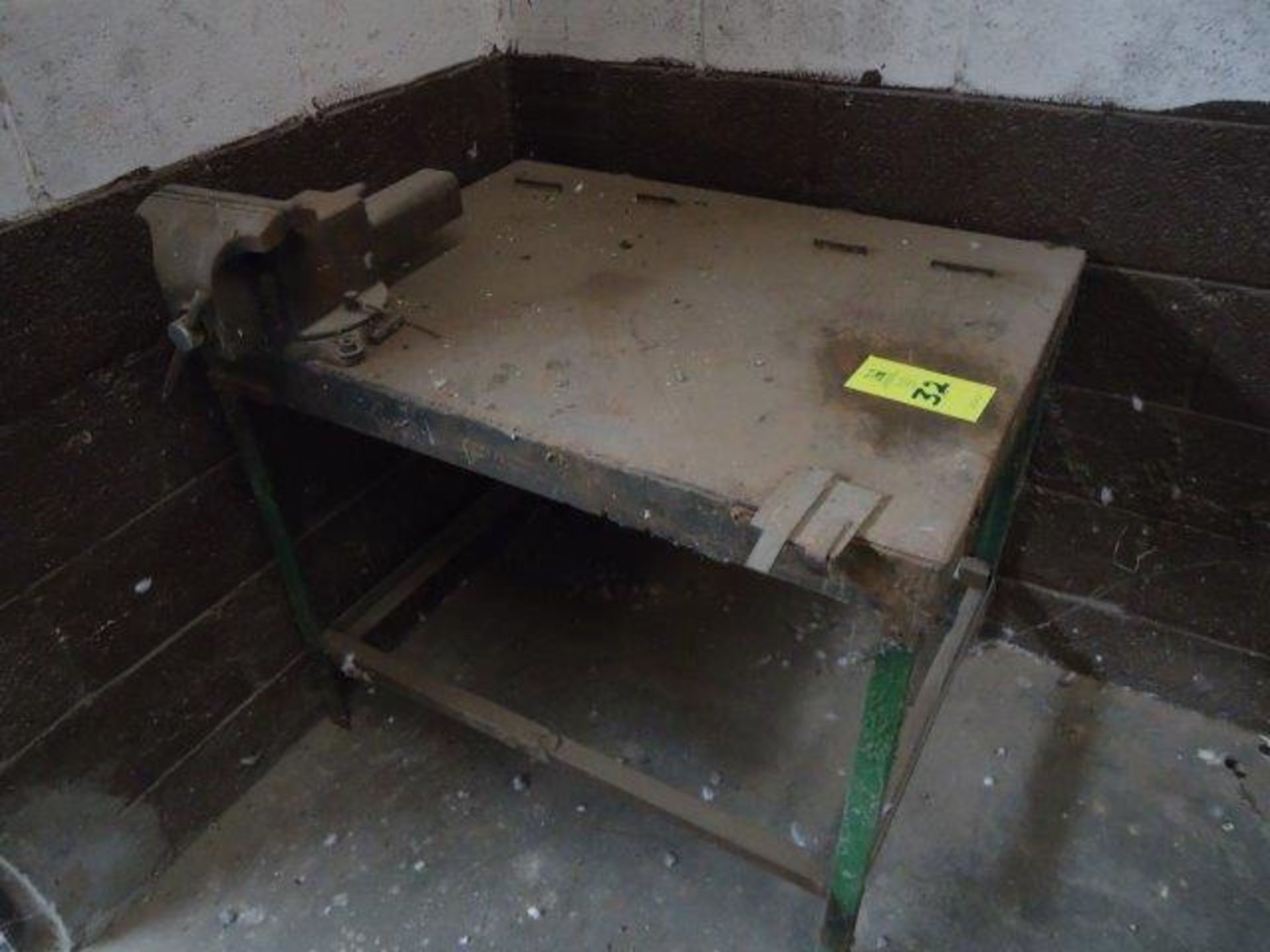 Steel table with vise. (Mesa de acero al carbon con tornillo de banco.) - Image 2 of 2