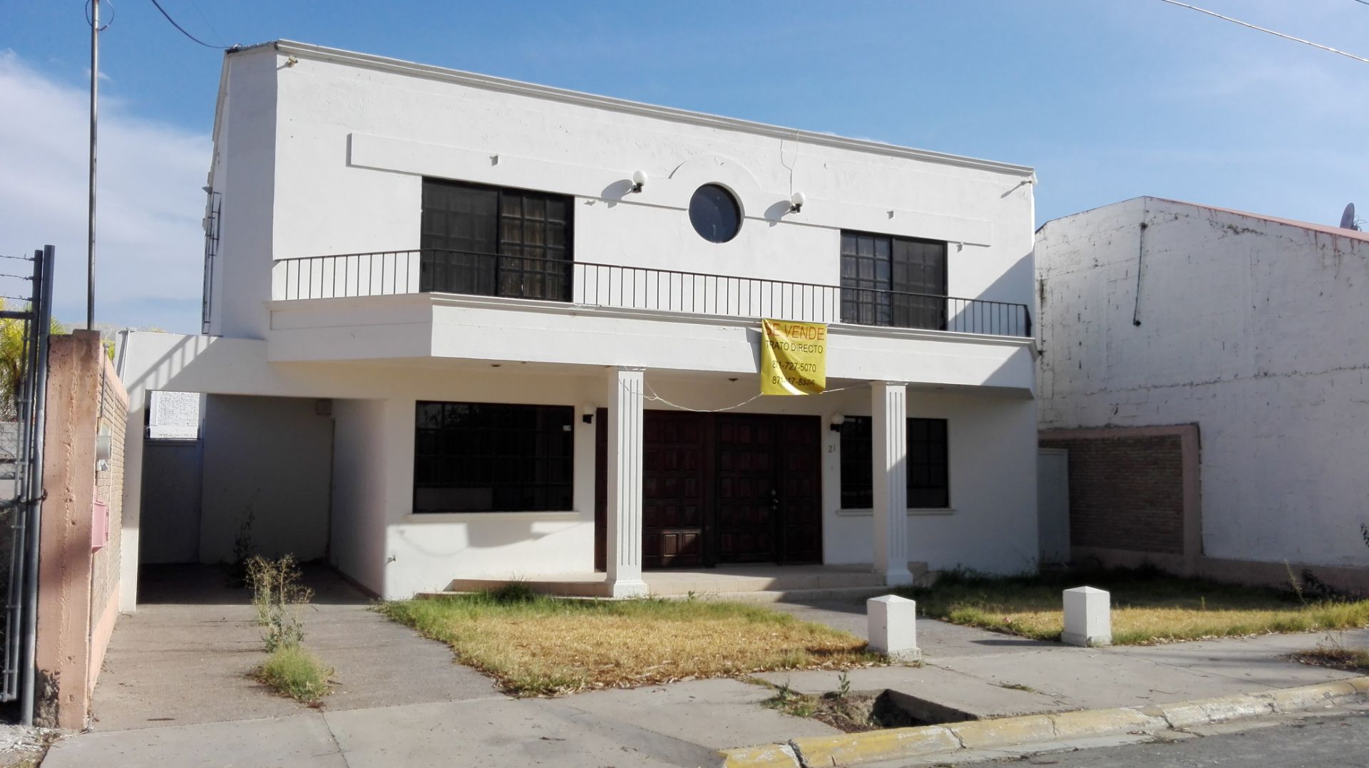 House located in a residential zone named Frondoso. (Casa Habitación ubicada en Zona Residencial