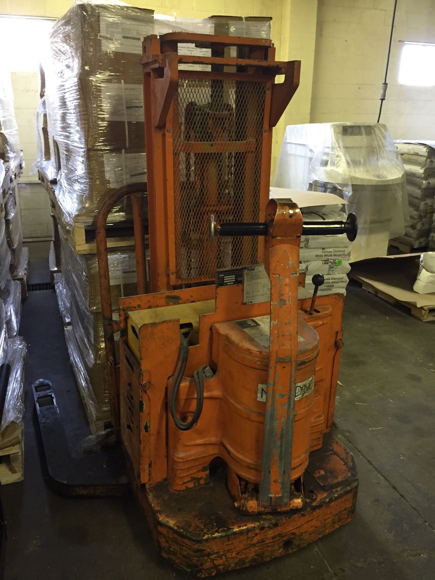 Yale Pallet Lift, Located in: St. Mary's, PA