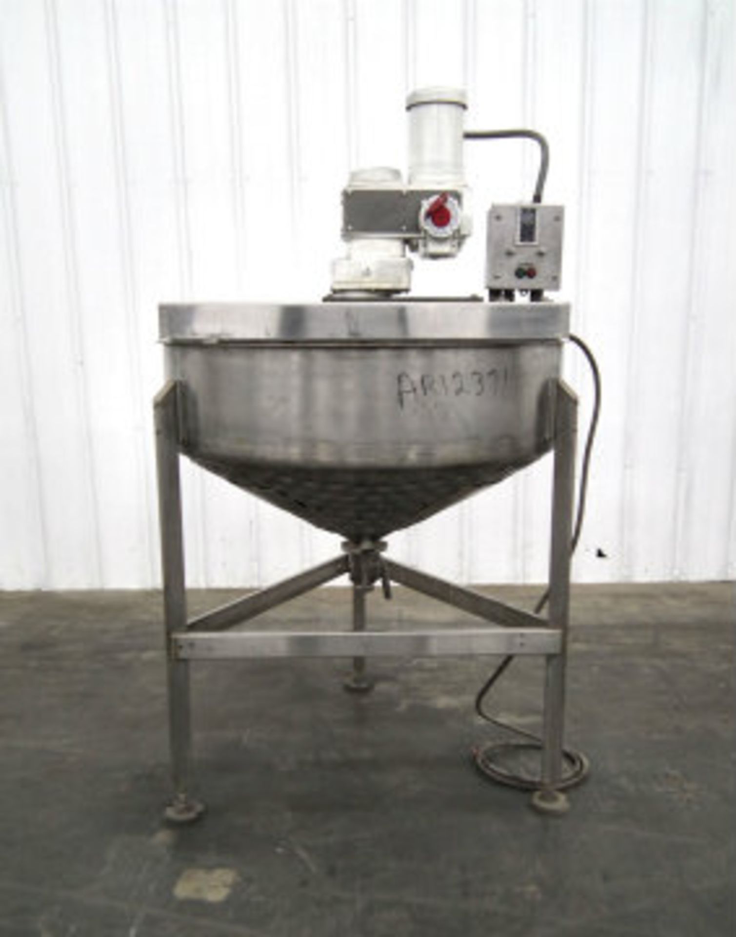 120 Gallon Agitated Mix Tank Kettle (Rigging Fee - $185)