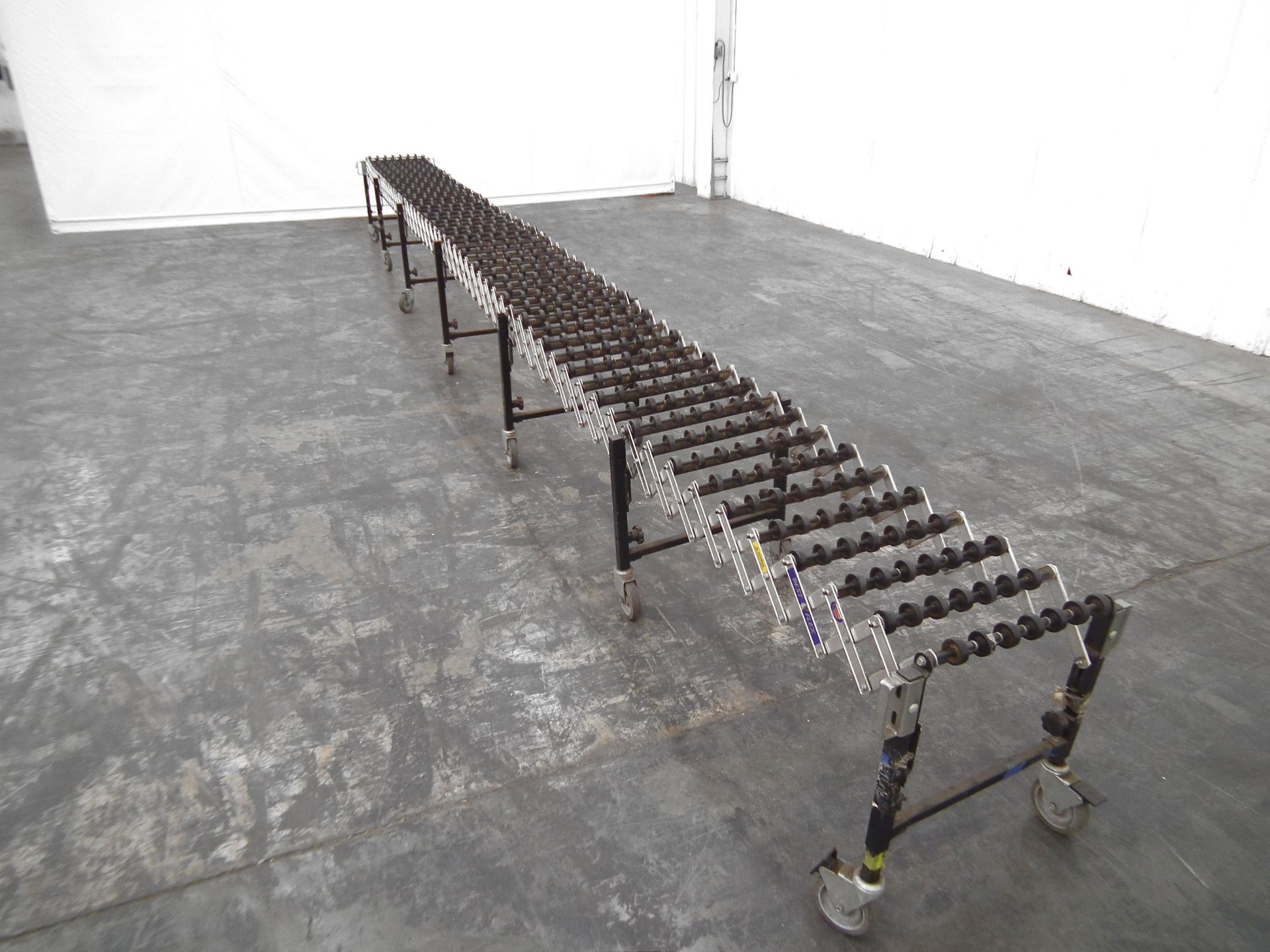 Bestflex Expandable Conveyor 290 in long X 18 in Wide (Rigging Fee - $100) - Image 4 of 5