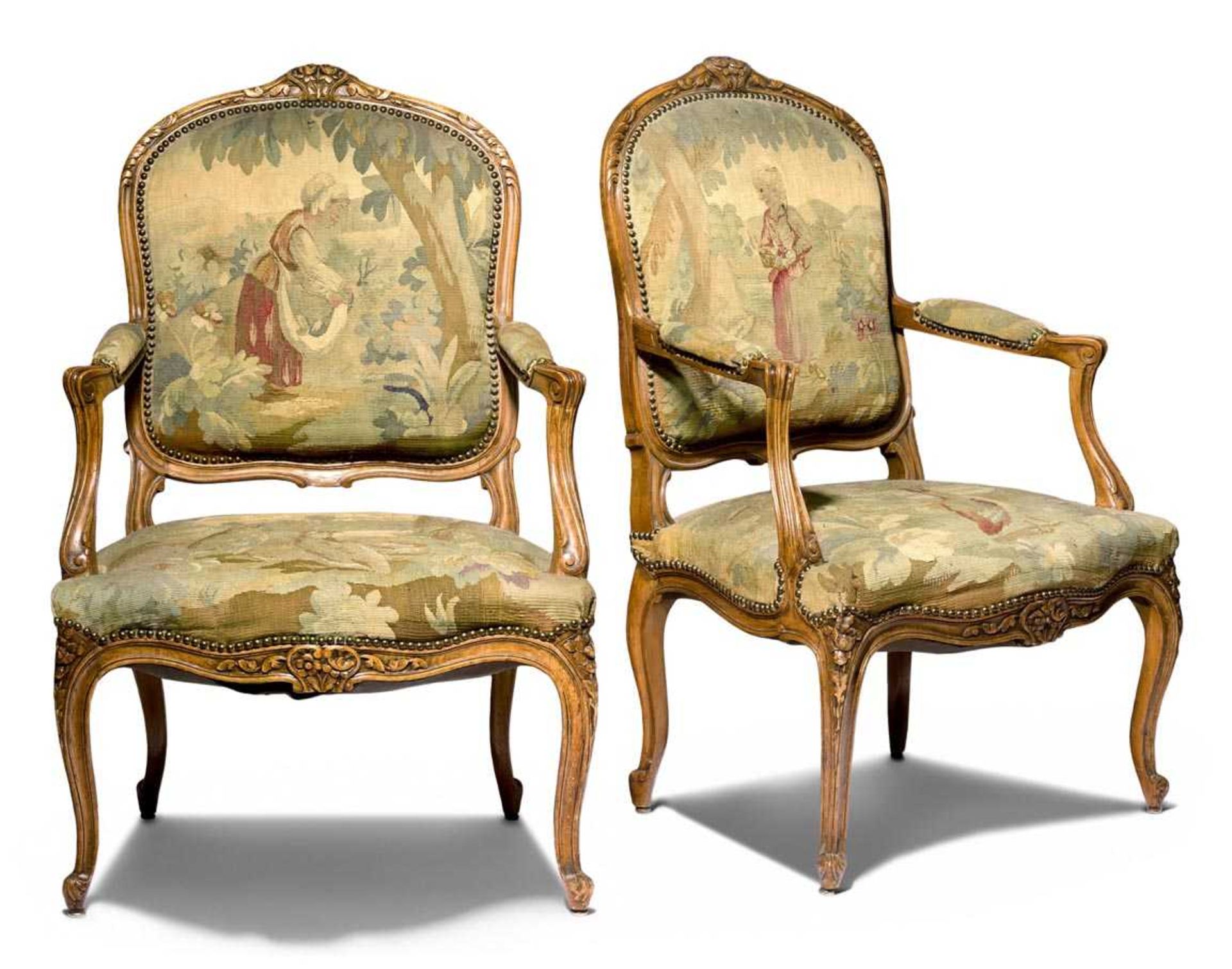 1 Paar Fauteuils Louis XV. Buche. Bewegtes, moulliertes Gestell mit floralen Schnitzereien.