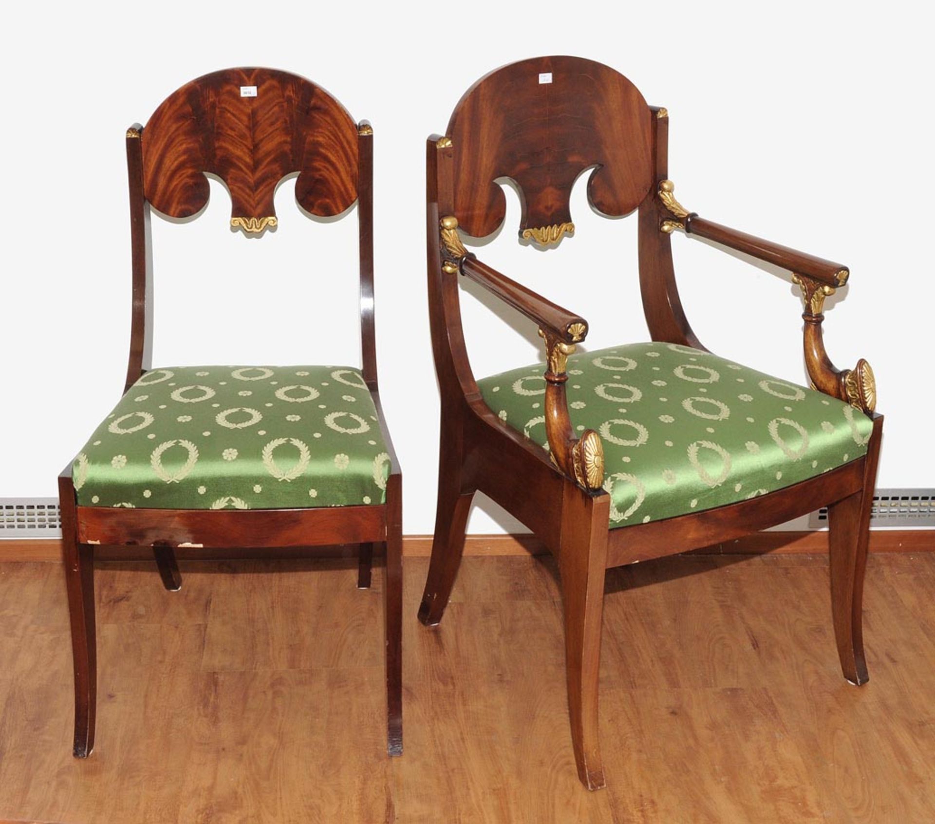 Serie von 6 Stühlen und 2 Armlehnstühlen Empirestil, um 1920. Mahagoni. Frontal leicht gerundete