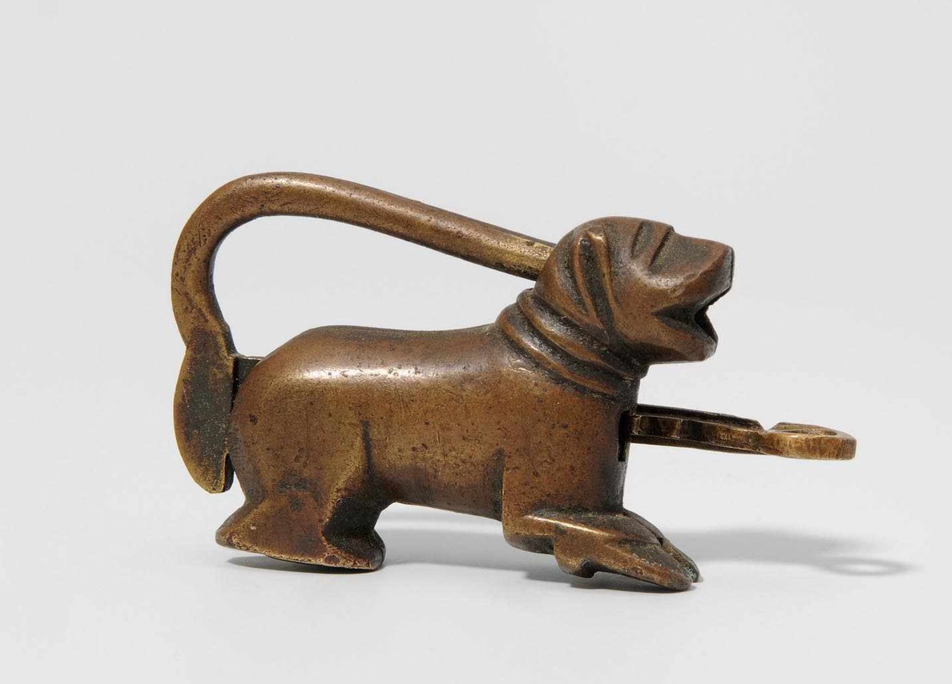 Kleines Vorhängeschloss Orientalisch, 17.Jh. Bronze. In Form eines Löwen, dessen Schwanz als Bügel