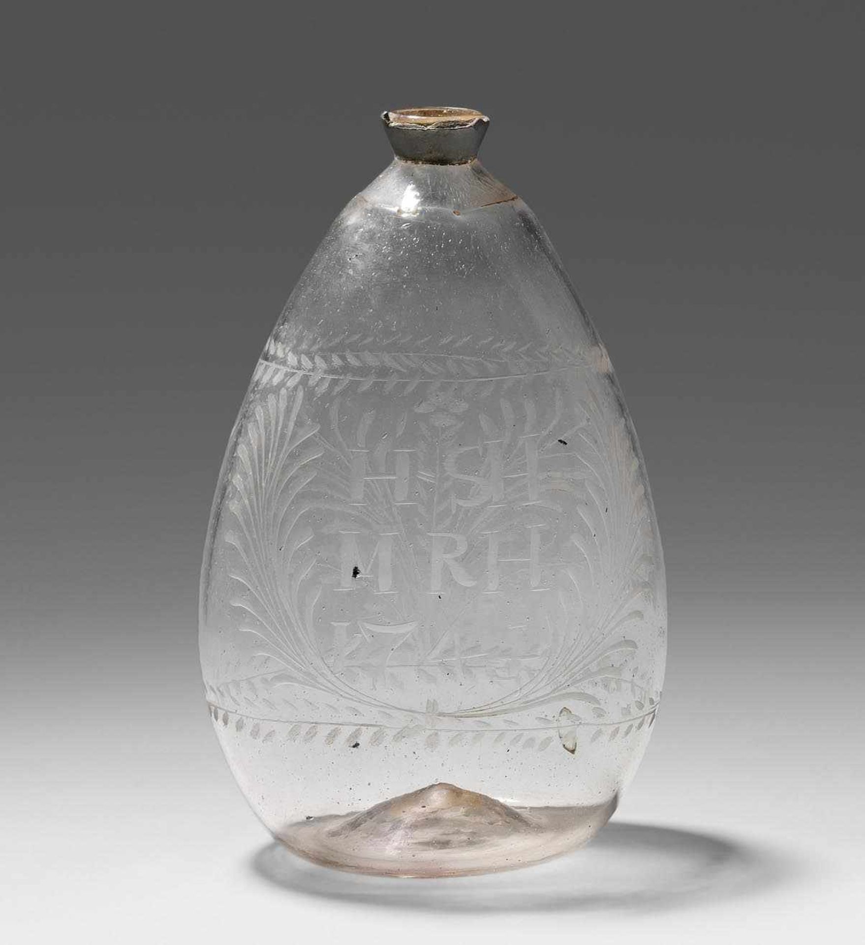 Kleine Plattflasche Dat. 1741. Alpenländisch. Farbloses Glas, floraler Mattschnittdekor mit
