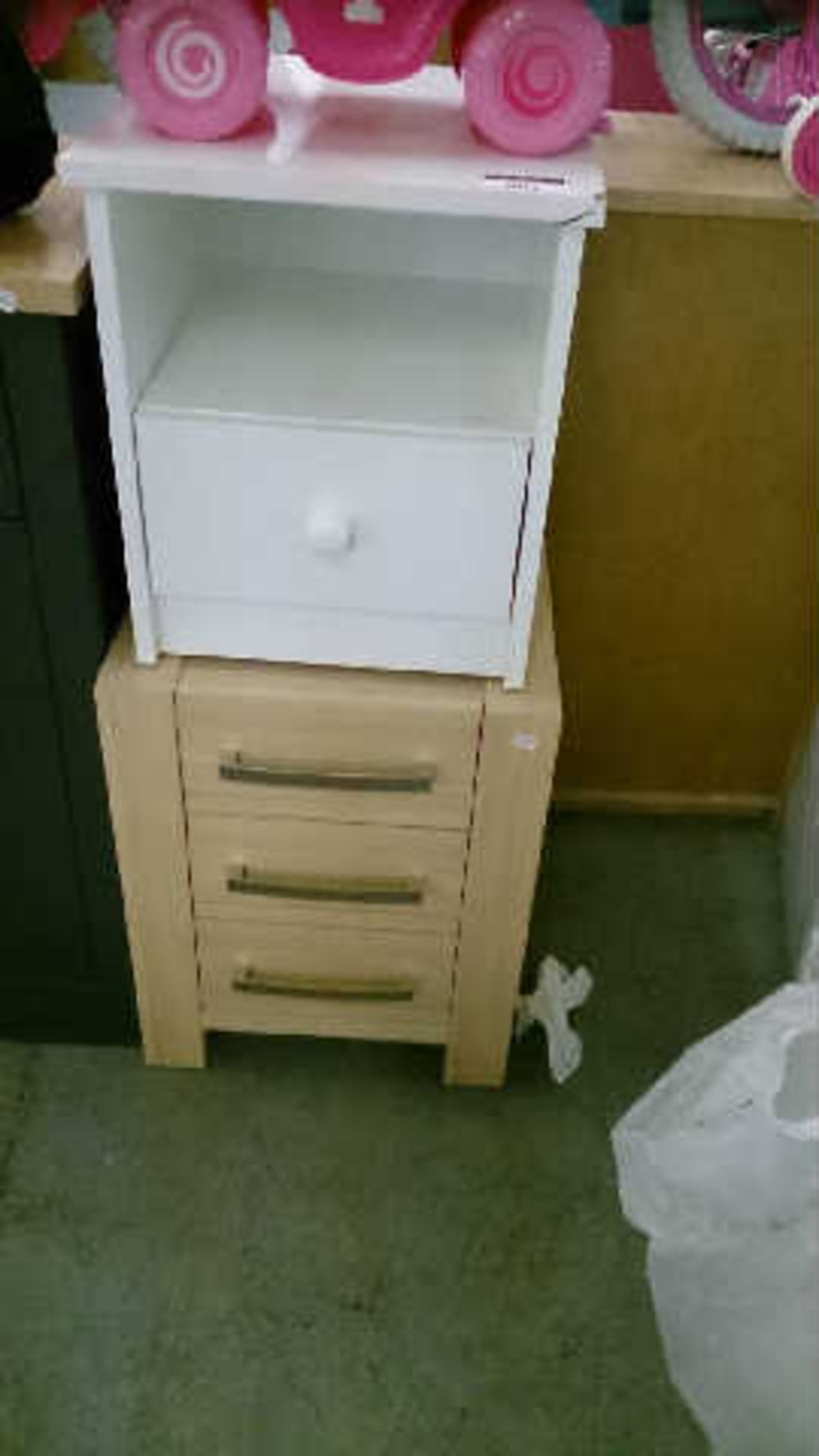 2 ITEMS TO INCLUDE WHITE BEDSIDE TABLE AND 3 DRAWER CHEST