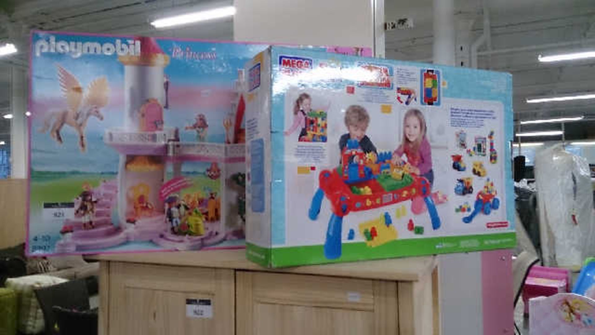 2 ITEMS TO INCLUDE PLAYMOBIL PRINCESS CASTLE AND MEGA BLOCKS FIRST BUILDERS STORAGE TABLE