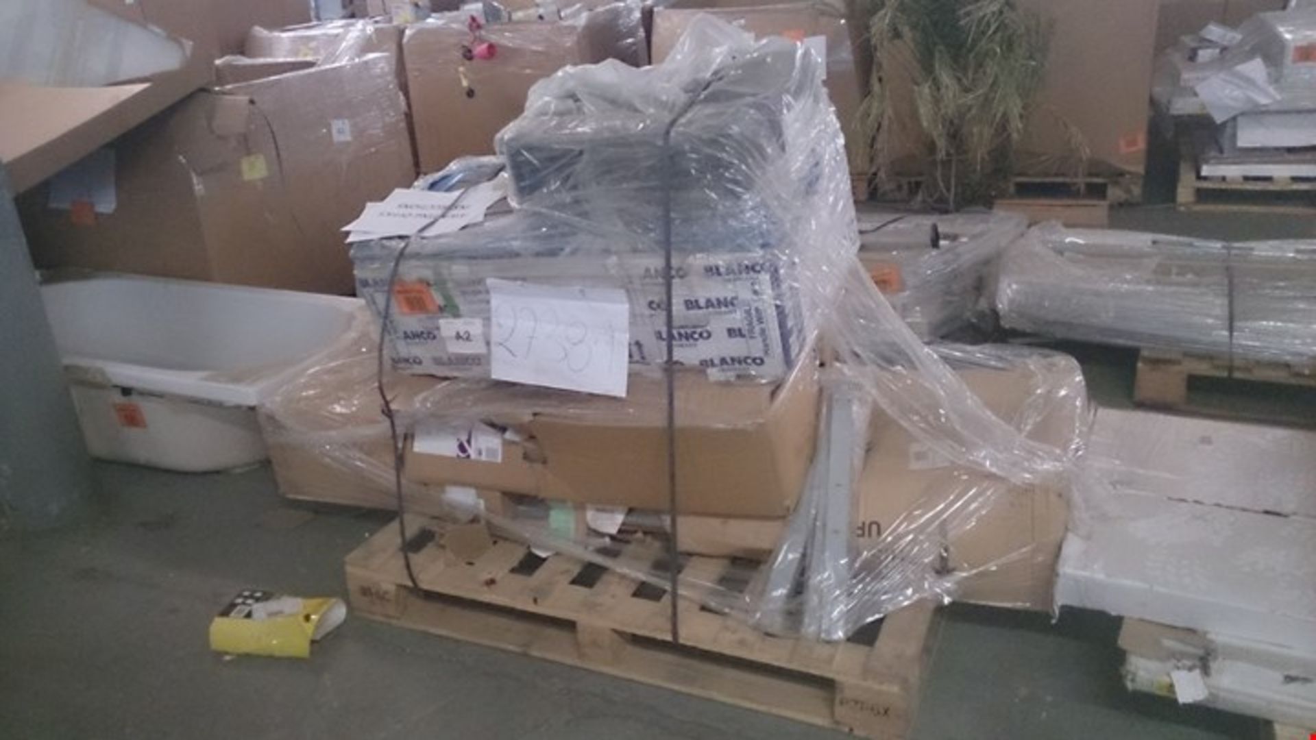 PALLET OF ASSORTED SINKS OF VARIOUS SIZES AND DESIGNS