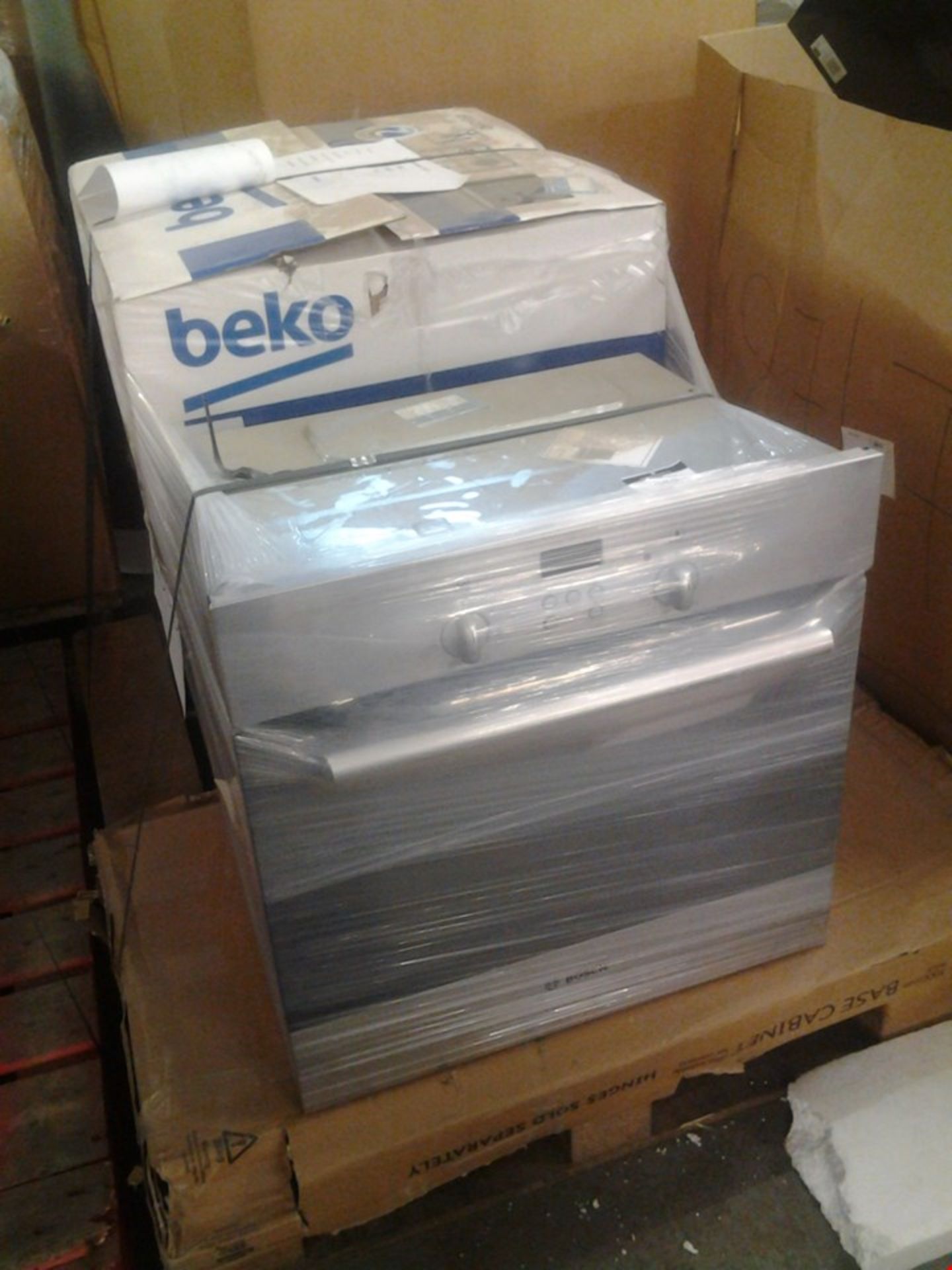 PALLET OF ASSORTED ITEMS INCLUDING BOSCH OVEN, FLATPACK BASE CABINET, BEKO FAN OVEN AND GAS HOB