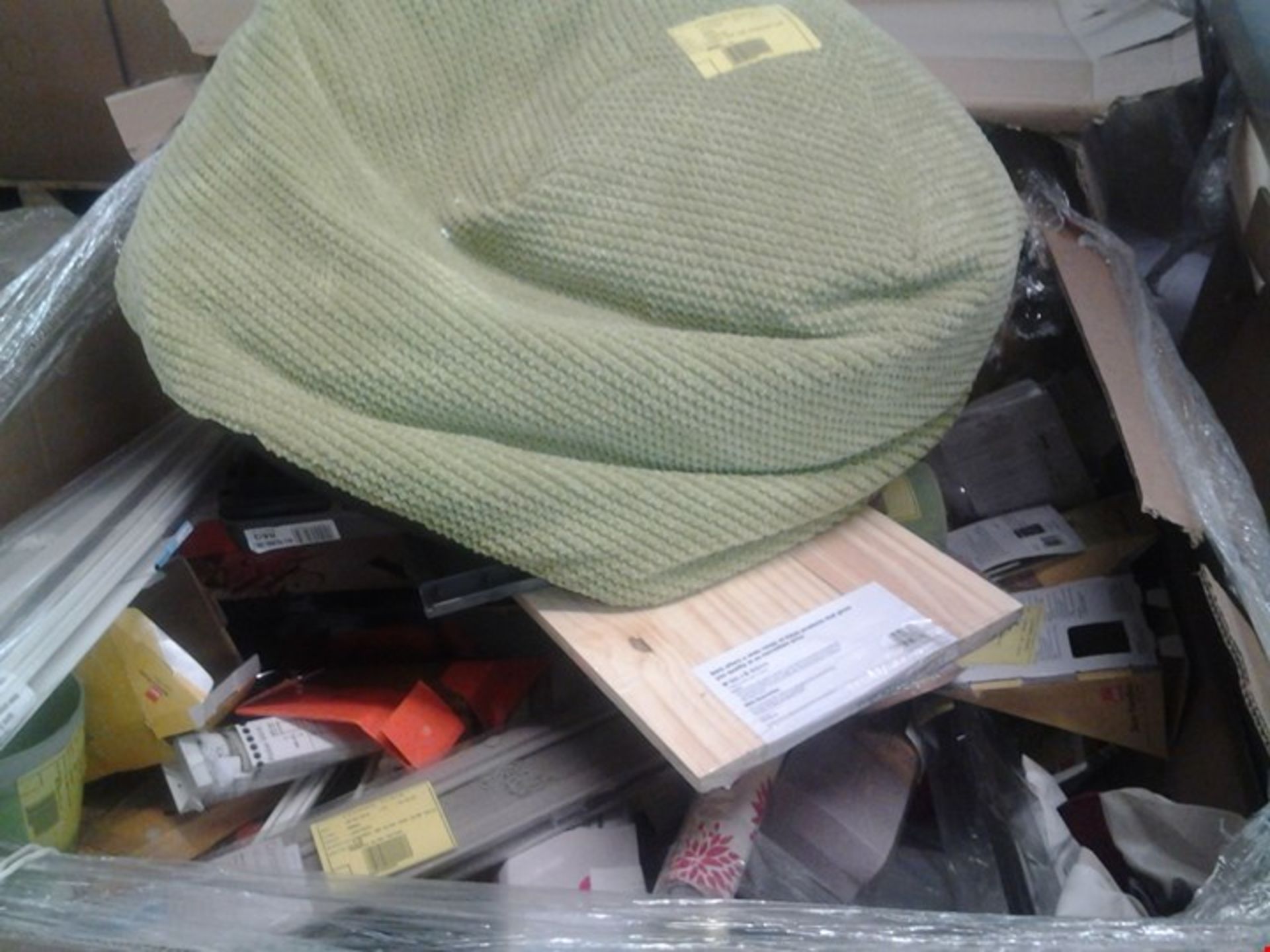 PALLET OF ASSORTED ITEMS INCLUDING SOFT FURNISHINGS, BLINDS, DOOR HANDLES, PLANT POTS, WALL CLO...