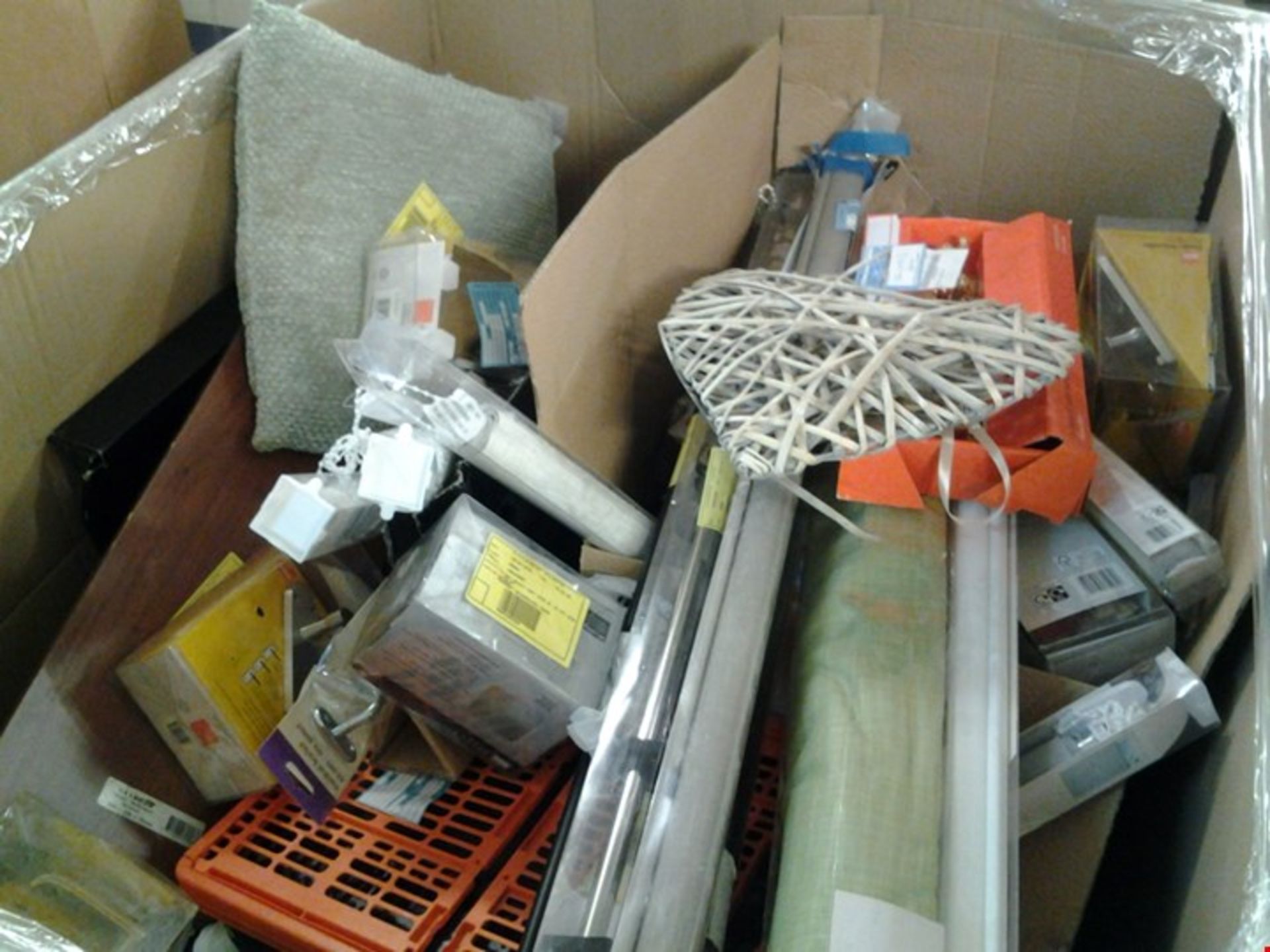 PALLET OF ASSORTED ITEMS INCLUDING ROMAN BLINDS, DECORATIVE ITEMS, DOIR HANDLES, SOFT FURNISHIN...