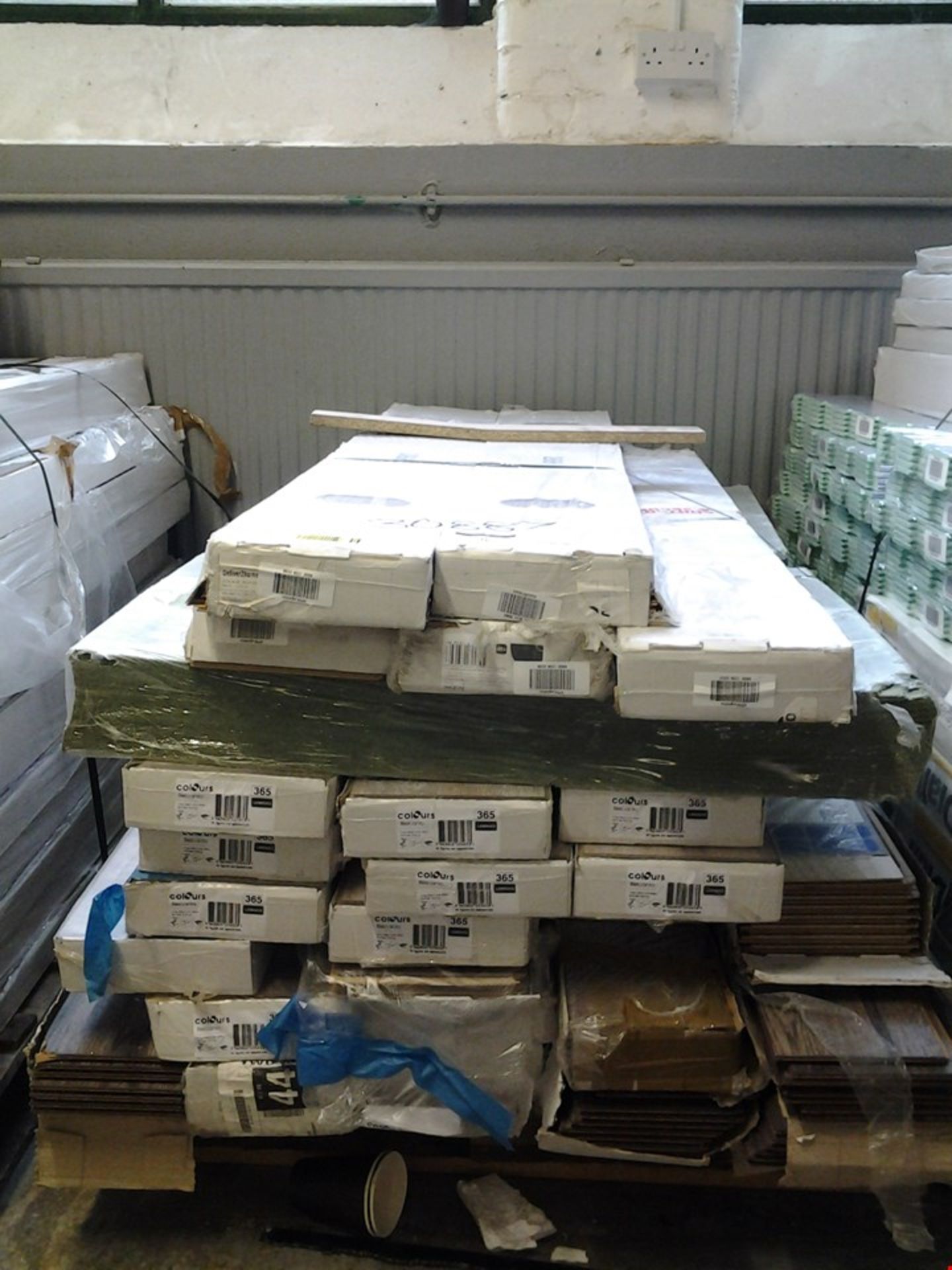 PALLET OF APPROXIMATELY 29 ASSORTED PACKS OF LAMINATE FLOORING AND INSULATION RRP Â£679.00