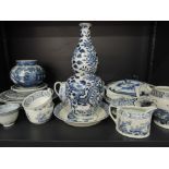 A selection of blue and white ware including early 20th Century Chinese double gourd vase (af)
