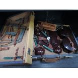 A vintage picnic case containing bakelite accessories etc